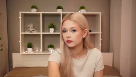 Snapshot of mirianscorgie chatting on 10-29-25, 08:21 Elsa online show from 10-29-25, 08:21