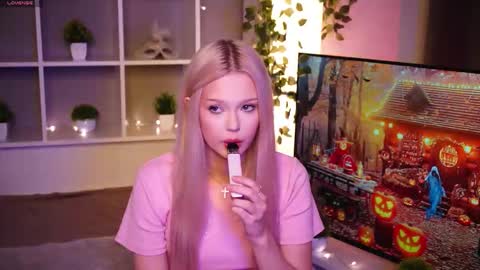 Snapshot of mirianscorgie chatting on 10-31-25, 09:49 Elsa online show from 10-31-25, 09:49