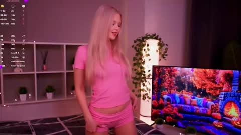 Snapshot of mirianscorgie chatting on 11-17-25, 08:14 Elsa online show from 11-17-25, 08:14