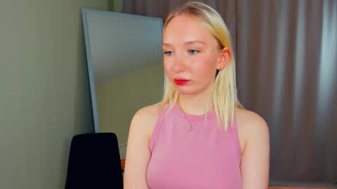 Snapshot of mirtachebret chatting on 11-01-25, 06:04 Lucy online show from 11-01-25, 06:04