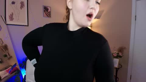 Snapshot of misha_the_createrr chatting on 11-06-25, 09:10 Ivy online show from 11-06-25, 09:10