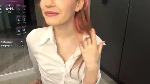 Snapshot of mishahartwigsen chatting on 10-30-25, 05:46 Molly online show from 10-30-25, 05:46