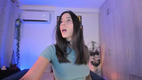 Snapshot of mishelkrave_ chatting on 12-17-25, 12:16 KRAVE online show from 12-17-25, 12:16