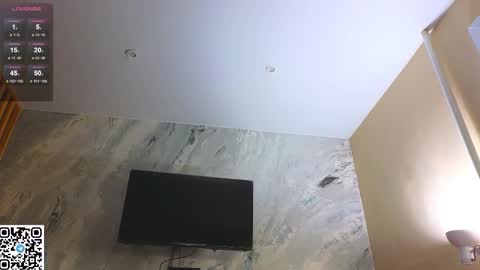 Snapshot of miss_bubbles chatting on 11-03-25, 12:35 Sandy online show from 11-03-25, 12:35