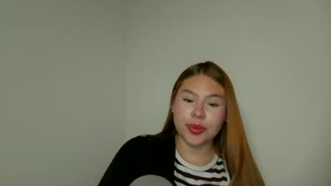 Snapshot of miss_sophie1 chatting on 05-07-26, 01:33 sophi 3 online show from 05-07-26, 01:33