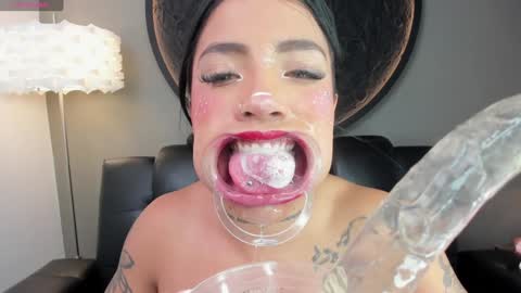 Snapshot of miss_vaiolette chatting on 01-10-25, 02:02 Vaiolette online show from 01-10-25, 02:02