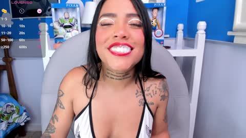 Snapshot of miss_vaiolette chatting on 01-15-25, 11:43 Vaiolette online show from 01-15-25, 11:43