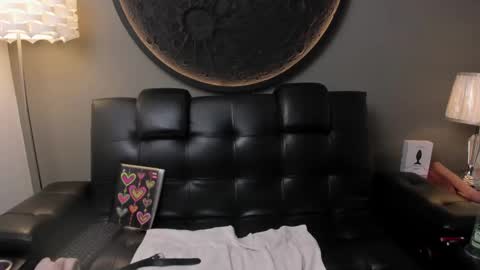 Snapshot of miss_vaiolette chatting on 02-17-25, 02:04 Vaiolette online show from 02-17-25, 02:04