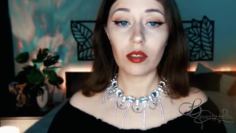 Snapshot of missbeverlymills chatting on 01-11-25, 01:53 The divine Beverly online show from 01-11-25, 01:53