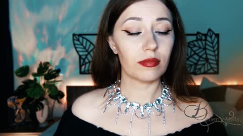 Snapshot of missbeverlymills chatting on 01-11-25, 06:54 The divine Beverly online show from 01-11-25, 06:54