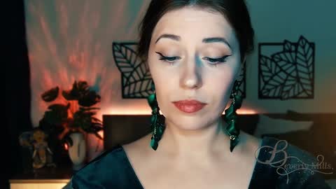 Snapshot of missbeverlymills chatting on 01-24-25, 06:25 The divine Beverly online show from 01-24-25, 06:25