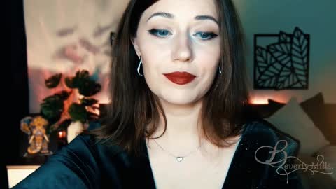 Snapshot of missbeverlymills chatting on 02-08-25, 08:32 The divine Beverly online show from 02-08-25, 08:32