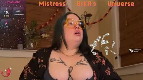 Snapshot of missbika chatting on 03-04-25, 02:27 Miss Bika online show from 03-04-25, 02:27