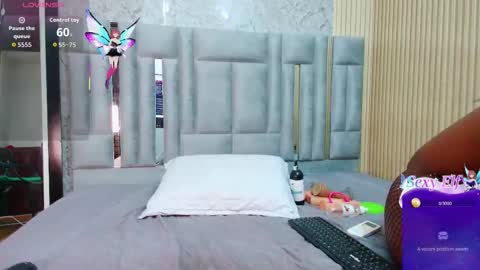 Miss Evelyn  online show from 12-18-25, 03:01