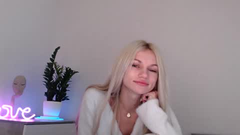 Snapshot of missemma1111 chatting on 12-07-24, 12:08 EMMA online show from 12-07-24, 12:08