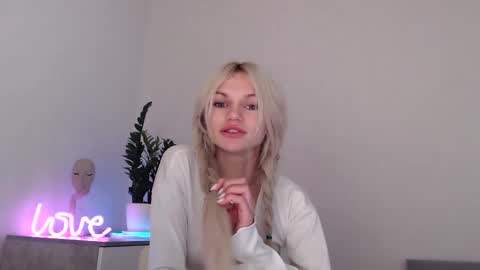 Snapshot of missemma1111 chatting on 12-09-24, 12:45 EMMA online show from 12-09-24, 12:45