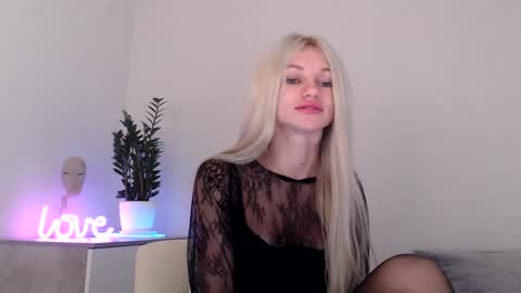 Snapshot of missemma1111 chatting on 12-17-24, 05:29 EMMA online show from 12-17-24, 05:29