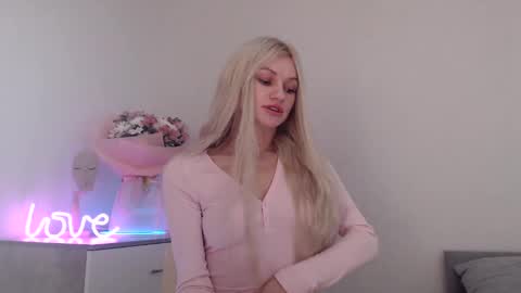 Snapshot of missemma1111 chatting on 12-20-24, 08:23 EMMA online show from 12-20-24, 08:23