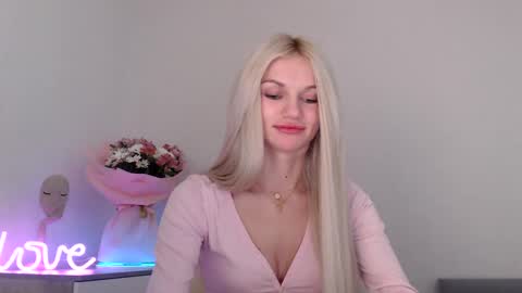 Snapshot of missemma1111 chatting on 12-23-24, 10:23 EMMA online show from 12-23-24, 10:23