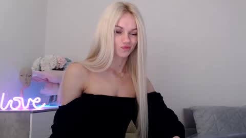 Snapshot of missemma1111 chatting on 01-09-25, 12:46 EMMA online show from 01-09-25, 12:46