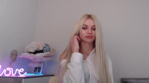 Snapshot of missemma1111 chatting on 01-10-25, 09:42 EMMA online show from 01-10-25, 09:42