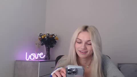 Snapshot of missemma1111 chatting on 03-03-25, 09:05 EMMA online show from 03-03-25, 09:05