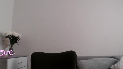 Snapshot of missemma1111 chatting on 09-19-25, 02:40 EMMA online show from 09-19-25, 02:40