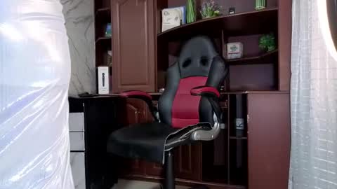 Escarlet online show from 11-28-25, 02:47