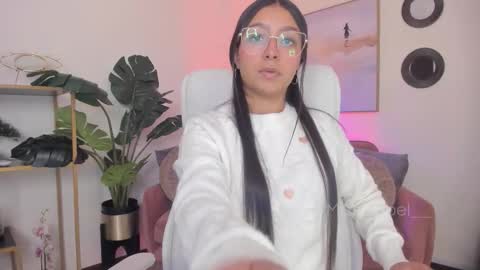 Isabel Mendez online show from 10-27-25, 11:20