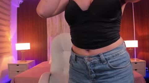 Snapshot of missisabella1 chatting on 02-12-25, 11:40 Bella Castillo online show from 02-12-25, 11:40