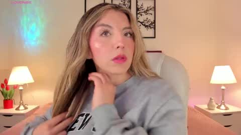 Snapshot of missisabella1 chatting on 09-19-25, 02:29 Bella Castillo online show from 09-19-25, 02:29