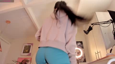 Ania online show from 01-18-25, 01:08