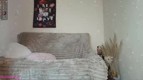 Snapshot of missmagnetizm chatting on 11-24-25, 09:47 Vi online show from 11-24-25, 09:47