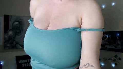 Snapshot of missmelons_ chatting on 02-10-25, 04:04 Li online show from 02-10-25, 04:04