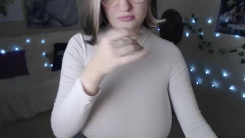 Snapshot of missmelons_ chatting on 02-20-25, 05:07 Li online show from 02-20-25, 05:07