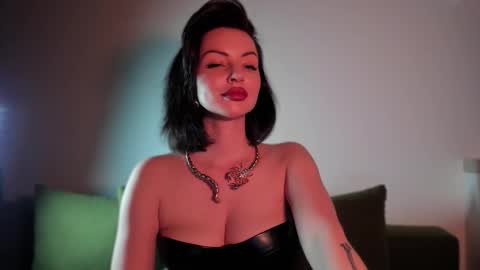 Snapshot of missmirandagd chatting on 10-10-25, 02:38   online show from 10-10-25, 02:38