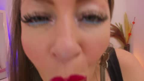 Snapshot of missonix chatting on 11-30-25, 04:44 ONIX online show from 11-30-25, 04:44