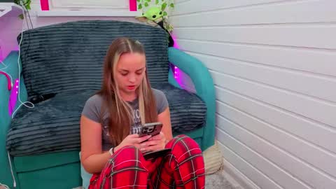 Snapshot of misss_viki chatting on 11-25-25, 07:30 . online show from 11-25-25, 07:30