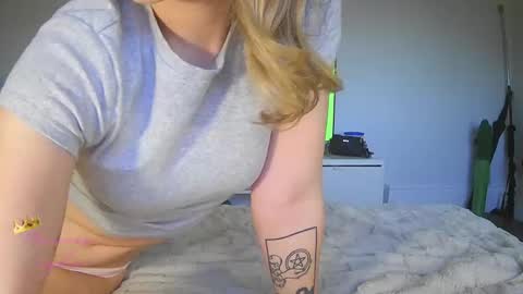 Snapshot of misssophie2004 chatting on 09-11-25, 07:30     online show from 09-11-25, 07:30