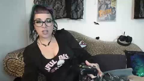 Missy Dee online show from 11-18-25, 09:25