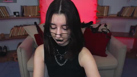 Snapshot of mistress__marcelline chatting on 09-18-25, 09:33 Marcelline online show from 09-18-25, 09:33