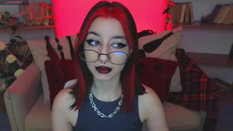 Snapshot of mistress__marcelline chatting on 10-22-25, 07:08 Marcelline online show from 10-22-25, 07:08