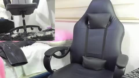 Snapshot of mistress_findom chatting on 09-19-25, 06:19 mistress_findom online show from 09-19-25, 06:19