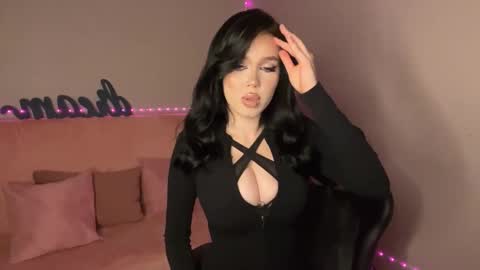 Mia online show from 10-25-25, 09:20