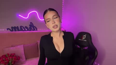 Mia online show from 11-06-25, 08:43