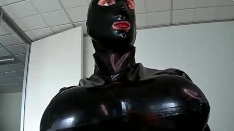 Snapshot of mistresslatexxx chatting on 01-20-25, 10:51 Bianca online show from 01-20-25, 10:51