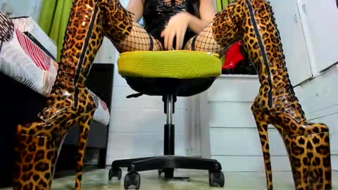 Tiffany online show from 09-24-25, 03:10