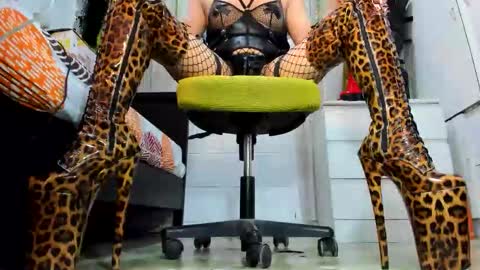 Tiffany online show from 12-15-25, 05:12