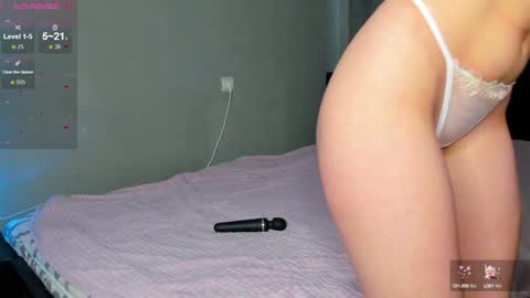 Snapshot of miumiumia chatting on 12-28-24, 07:11 Mia 3 online show from 12-28-24, 07:11