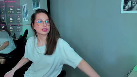 Snapshot of miumiumia chatting on 01-06-25, 04:58 Mia 3 online show from 01-06-25, 04:58